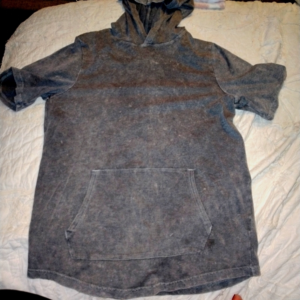 Short sleeve hooded shirt